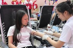 Người trẻ chọn hiến m&aacute;u t&igrave;nh nguyện trong ng&agrave;y 20/10