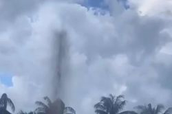 Vĩnh Long: Giếng khoan hơn 10 năm tuổi bất ngờ phun cột nước cao 15 m&eacute;t
