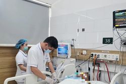 Diễn biến mới sức khỏe 7 nạn nh&acirc;n vụ r&ograve; rỉ kh&iacute; clo ở Thường T&iacute;n: Một bệnh nh&acirc;n suy đa phủ tạng, nguy cơ tử vong cao