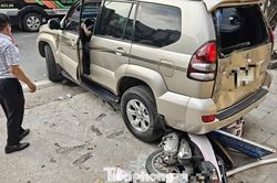 H&agrave; Nội: &Ocirc; t&ocirc; l&ugrave;i tr&ecirc;n đường L&ecirc; Duẩn, cuốn xe m&aacute;y chở hai phụ nữ v&agrave;o gầm