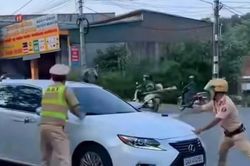 Nữ t&agrave;i xế &ocirc; t&ocirc; Lexus kh&oacute;a cửa, tăng ga bỏ chạy khi CSGT dừng xe