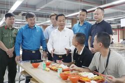 Bữa cơm đặc biệt vun đắp t&igrave;nh th&acirc;n trong nh&agrave; m&aacute;y ở Bắc Ninh