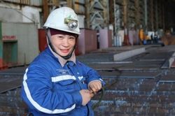 Những 'bóng hồng' trên công trường đóng tàu Dung Quất