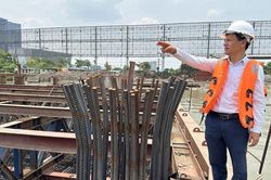 Giải m&atilde; bệ trụ khổng lồ ch&igrave;m dưới s&ocirc;ng S&agrave;i G&ograve;n