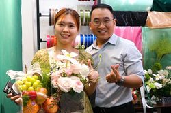 Giới trẻ TPHCM thích thú sáng tạo giỏ hoa trái cây tặng người thân ngày 20/10
