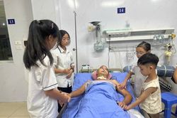 Vợ ngh&egrave;o b&aacute;n sạch t&agrave;i sản cứu chồng bị tai nạn, 'chỉ mong c&aacute;c con c&ograve;n c&oacute; bố'