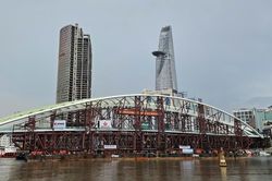 Người d&acirc;n check-in khoảnh khắc 'l&aacute; dừa nước' nặng 3.400 tấn cập bến Bạch Đằng