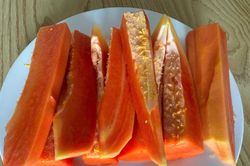 Những người kh&ocirc;ng n&ecirc;n ăn đu đủ ch&iacute;n nhiều