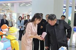 &Ocirc;ng Kim Jong Un v&agrave; con g&aacute;i thăm triển l&atilde;m thời trang ở Triều Ti&ecirc;n