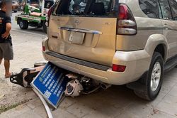 &Ocirc; t&ocirc; Prado l&ugrave;i tr&ecirc;n đường H&agrave; Nội, cuốn xe m&aacute;y chở 2 phụ nữ v&agrave;o gầm