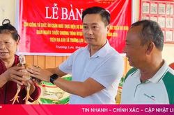 Trường Lưu trao hỗ trợ 35 m&ocirc; h&igrave;nh sinh kế cho hộ kh&oacute; khăn