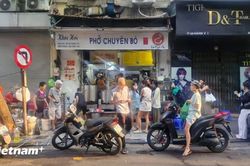 Tại sao người H&agrave; Nội vẫn xếp h&agrave;ng d&agrave;i chờ thưởng thức ẩm thực truyền thống?