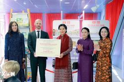 Phu nh&acirc;n Tổng B&iacute; thư, Chủ tịch nước c&ugrave;ng Ho&agrave;ng hậu Đan Mạch trao tặng 'Tủ s&aacute;ch Việt Nam' cho thư viện tại Copenhagen