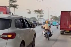 Cảnh s&aacute;t mở đường đưa c&ocirc;ng nh&acirc;n dập ch&acirc;n ở cầu Đuống đi cấp cứu