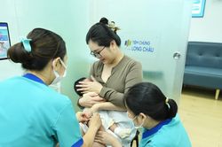 Phụ huynh cần lưu &yacute; g&igrave; khi đưa trẻ đi ti&ecirc;m vaccine n&atilde;o m&ocirc; cầu?