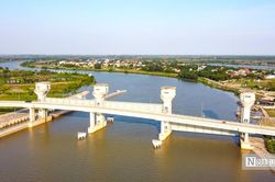 Cận cảnh đập nước di động 800 tỷ đồng 'ngăn mặn, giữ ngọt' ở Thanh Ho&aacute;