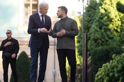 Ch&acirc;u &Acirc;u bắt đầu tham gia v&agrave;o đ&agrave;m ph&aacute;n h&ograve;a b&igrave;nh Ukraine
