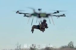Ukraine lần đầu d&ugrave;ng UAV hạng nặng sơ t&aacute;n th&agrave;nh c&ocirc;ng thương binh khỏi mặt trận