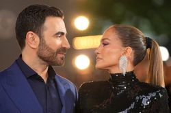 Jennifer Lopez v&agrave; Brett Goldstein hẹn h&ograve; nhưng 'chưa qu&aacute; nghi&ecirc;m t&uacute;c'