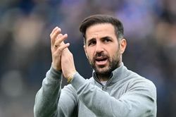 Fabregas h&aacute;o hức t&aacute;i ngộ Man Utd tr&ecirc;n cương vị HLV