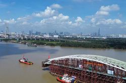 Cầu đi bộ qua s&ocirc;ng S&agrave;i G&ograve;n hợp long ng&agrave;y 21/10