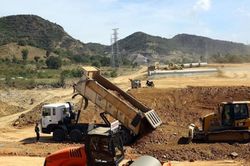 Thiếu vật liệu xây dựng, TP.HCM tính khai thác sâu mỏ đá, dùng cát biển thay thế