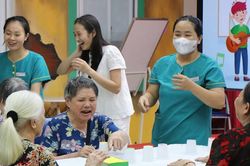 Người cao tuổi ch&acirc;u &Aacute; hưởng lợi từ c&aacute;c m&ocirc; h&igrave;nh chăm s&oacute;c sức khỏe mới