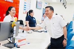B&iacute; thư đặc khu Ph&uacute; Quốc Đinh Văn Nơi hỗ trợ 100 triệu đồng động vi&ecirc;n c&aacute;n bộ xử l&yacute; hồ sơ đất đai