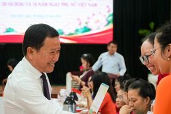 L&atilde;nh đạo x&atilde; Chi&ecirc;n Đ&agrave;n lắng nghe t&acirc;m tư của c&aacute;n bộ nữ