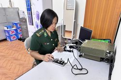 Nữ chiến sĩ bi&ecirc;n ph&ograve;ng nơi cực T&acirc;y Tổ quốc