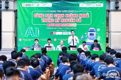 Khởi động chương tr&igrave;nh tư vấn hướng nghiệp cho học sinh lớp 12
