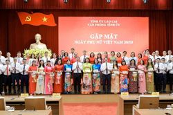 Văn ph&ograve;ng Tỉnh ủy gặp mặt nh&acirc;n Ng&agrave;y Phụ nữ Việt Nam 20/10