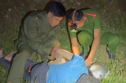 C&ocirc;ng an x&atilde; Việt Hồng kịp thời đưa người phụ nữ bị tai nạn giao th&ocirc;ng đi cấp cứu