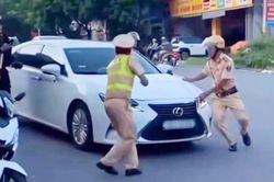 L&agrave;o Cai: T&agrave;i xế tăng ga bỏ chạy khi đang được kiểm tra vi phạm tốc độ