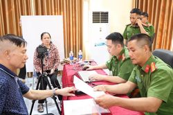 C&ocirc;ng an x&atilde; Bảo H&agrave; phối hợp thu nhận mẫu sinh phẩm ADN cho th&acirc;n nh&acirc;n liệt sĩ