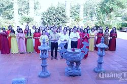 C&ocirc;ng đo&agrave;n v&agrave; Ban nữ c&ocirc;ng B&aacute;o v&agrave; ph&aacute;t thanh, truyền h&igrave;nh Quảng Trị d&acirc;ng hương tưởng niệm B&aacute;c Hồ v&agrave; c&aacute;c Anh h&ugrave;ng liệt sĩ