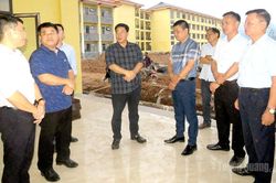 Đồng ch&iacute; Ho&agrave;ng Gia Long kiểm tra tiến độ thi c&ocirc;ng Trường Phổ th&ocirc;ng nội tr&uacute; Tiểu học v&agrave; THCS P&agrave; Vầy Sủ