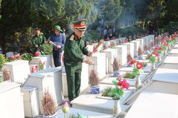Đo&agrave;n c&ocirc;ng t&aacute;c Trung ương Hội Cựu chiến binh Việt Nam viếng Nghĩa trang Liệt sĩ Quốc gia Vị Xuy&ecirc;n