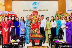 Ph&oacute; Chủ tịch UBND th&agrave;nh phố Trần Hữu Th&ugrave;y Giang ch&uacute;c mừng Hội Li&ecirc;n hiệp Phụ nữ th&agrave;nh phố