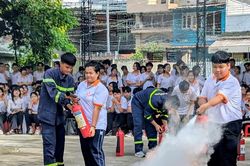 An Giang: Hướng dẫn kỹ năng PCCC, cứu hộ, cứu nạn cho gần 1.000 học sinh, gi&aacute;o vi&ecirc;n