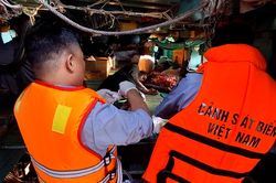 Kịp thời cấp cứu ngư d&acirc;n bị tai nạn tr&ecirc;n biển