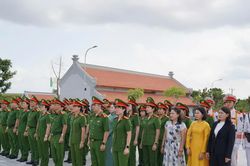 Bộ Tư lệnh Cảnh s&aacute;t cơ động d&acirc;ng hương tưởng niệm Anh h&ugrave;ng liệt sĩ B&ugrave;i Thị C&uacute;c