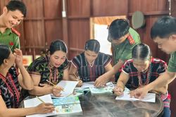 Những 'thầy gi&aacute;o' đặc biệt giữa đại ng&agrave;n Trường Sơn h&ugrave;ng vĩ