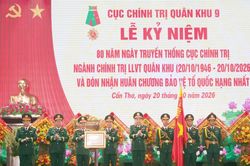 Cục Ch&iacute;nh trị Qu&acirc;n khu 9 đ&oacute;n nhận Hu&acirc;n chương Bảo vệ Tổ quốc hạng Nhất