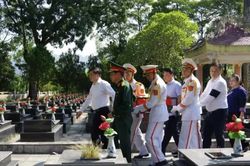 Truy điệu v&agrave; an t&aacute;ng h&agrave;i cốt liệt sĩ Ho&agrave;ng Ngọc Lầu tại Nghĩa trang Liệt sĩ Thanh Sơn