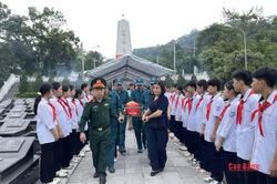 Truy điệu v&agrave; an t&aacute;ng h&agrave;i cốt liệt sĩ Vương Văn Kinh tại Nghĩa trang Liệt sĩ x&atilde; Trường H&agrave;