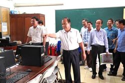 Ph&oacute; Chủ tịch UBND tỉnh Nguyễn Minh Lu&acirc;n khảo s&aacute;t Trường Phổ th&ocirc;ng C&agrave; Mau &ndash; Ninh B&igrave;nh