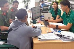 Đến ng&acirc;n h&agrave;ng r&uacute;t hơn 100 triệu đồng tiền tiết kiệm, biểu hiện lạ của người phụ nữ khiến nh&acirc;n vi&ecirc;n vội b&aacute;o c&ocirc;ng an