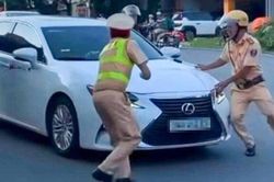 Nữ t&agrave;i xế xe Lexus vi phạm tốc độ, chốt cửa &ocirc; t&ocirc; rồi tăng ga rời chốt CSGT