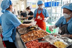 Bữa ăn học đường: Minh bạch để bảo đảm an to&agrave;n cho học sinh